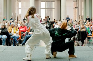 Zwei Tänzerinnen performen Hip Hop auf der Bühne