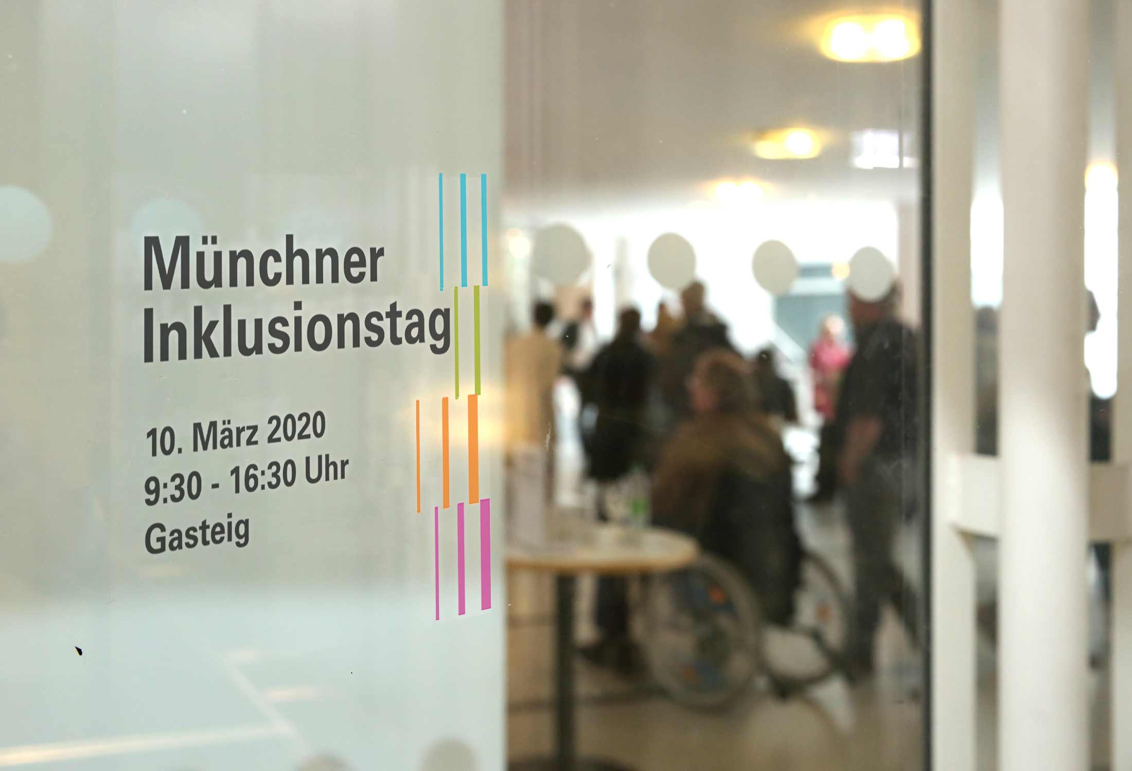 Besucherinnen und Besucher mit und ohne Behinderung bei einer Veranstaltung.