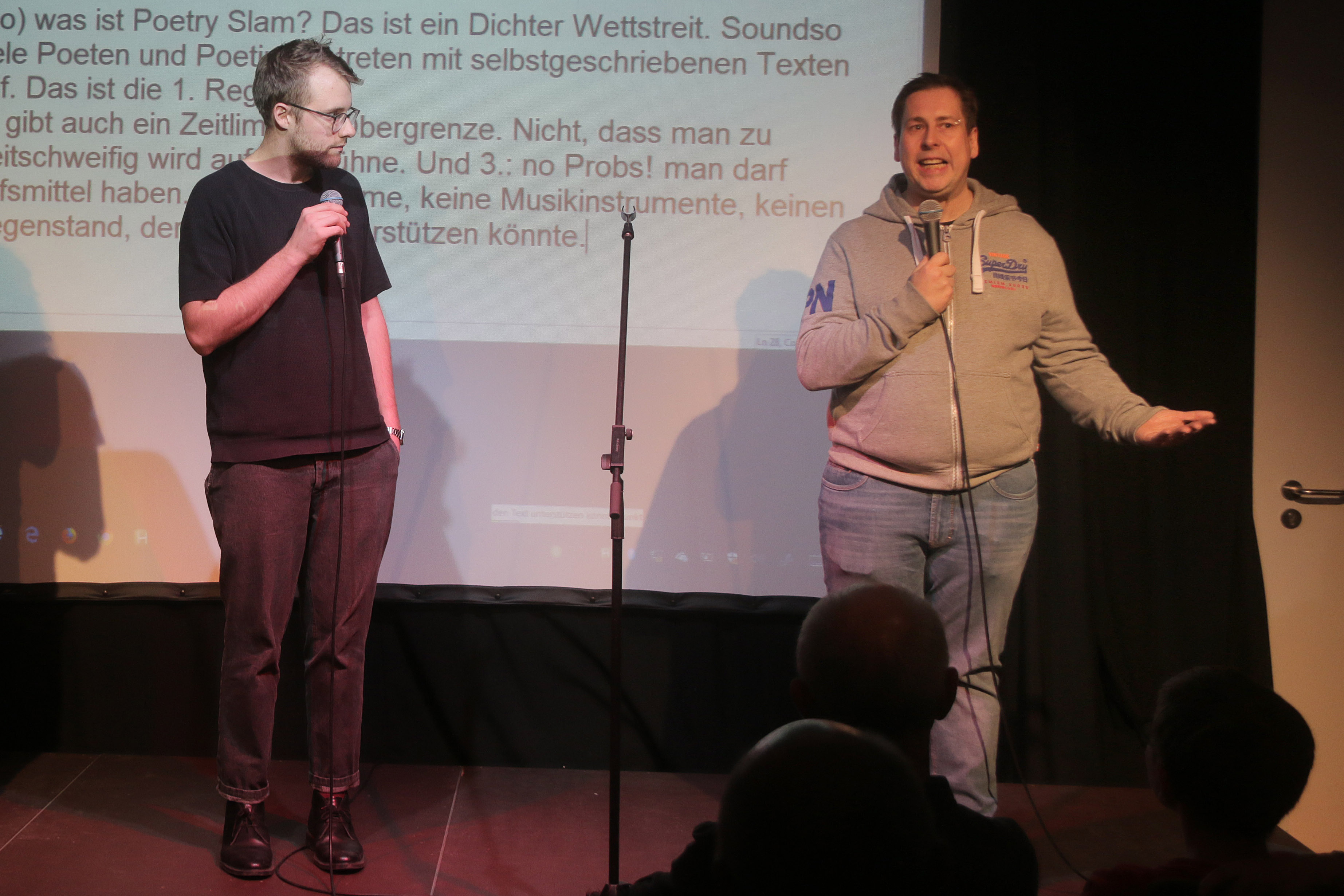 Die beiden Profi-Slammer Lars Ruppel (links) und Ko Bylanzky moderierten die Poetry Slam-Show. Foto: Markus Götzfried/ LHM
