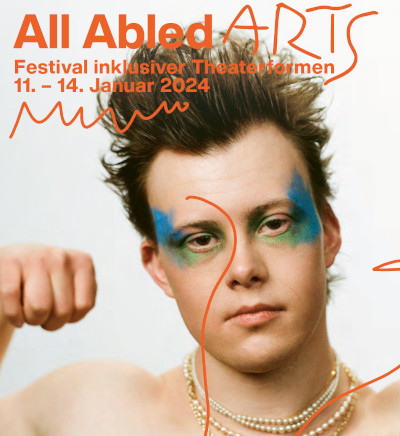 Junger Mann mit geschminkten Augen und Schläfen. Er ballt die linke Faust. Dazu die Schrift: All Abled Arts - Festival inklusiver Theaterformen 11.-14. Januar 2024