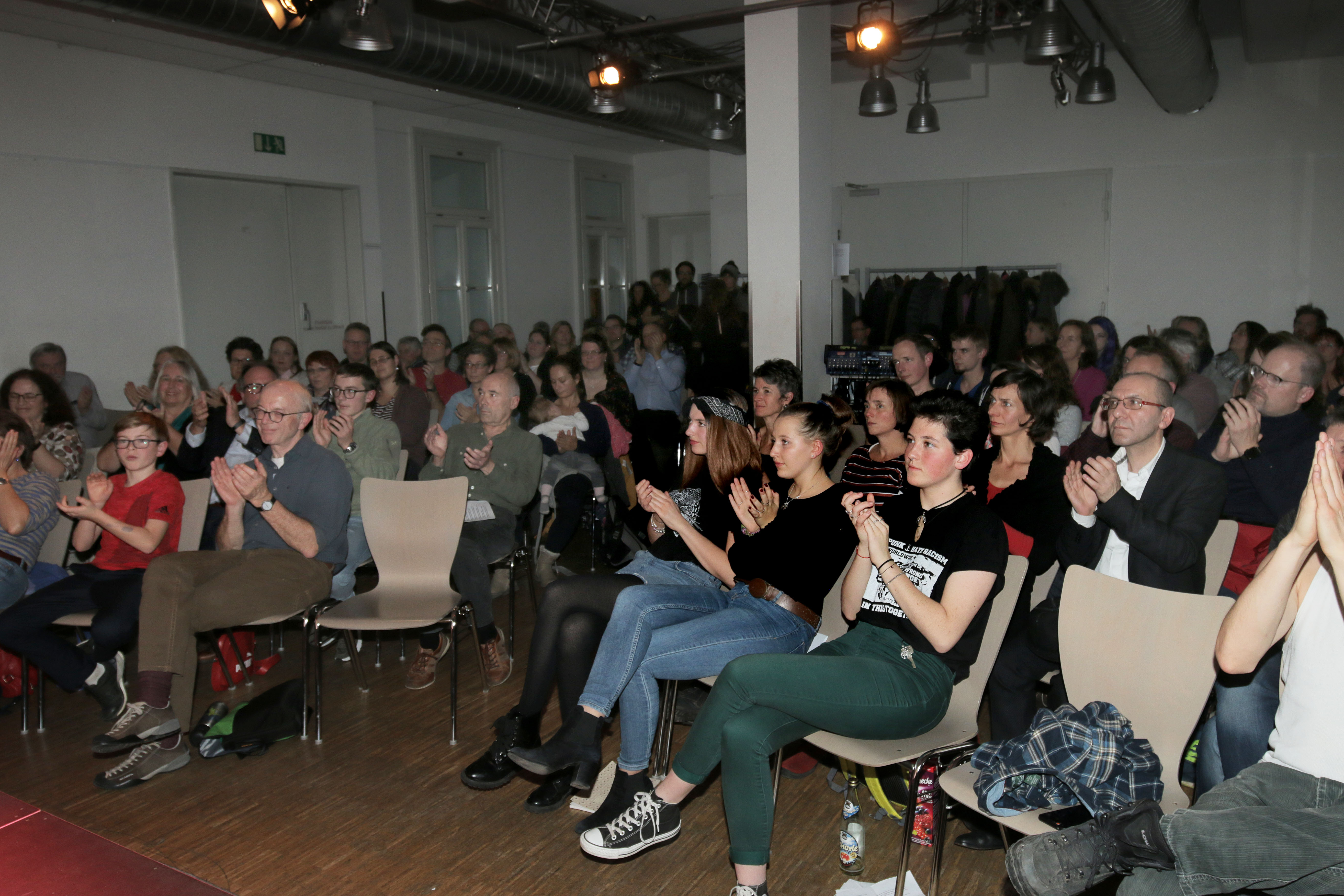 Das Publikum ließ die teils berührenden Zeilen auf sich wirken und spendete kräftigen Applaus. Foto: Markus Götzfried/ LHM