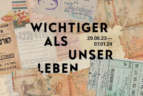 Verschiedene alte Dokumente liegen durcheinander, einige davon in hebräischer Schrift. Darüber der Text: Wichtiger als unser Leben 29.06.23 - 07.01.24